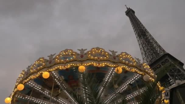 Vintage carousel and Eiffel Tower in the evening — Stock Video