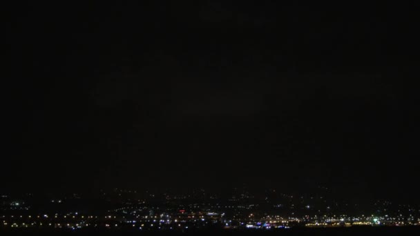 Cielo e città brillavano di fulmini di notte — Video Stock