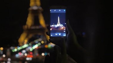 Geceleri mobile ile Eyfel Kulesi çekimi