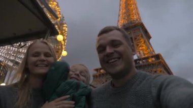 Aile selfie Eyfel Kulesi, ev video stili tarafından çekim