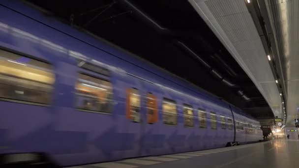 Tren subterráneo saliendo de la estación — Vídeos de Stock