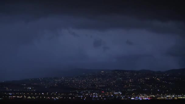 Şehrin üzerinde gece fırtına — Stok video