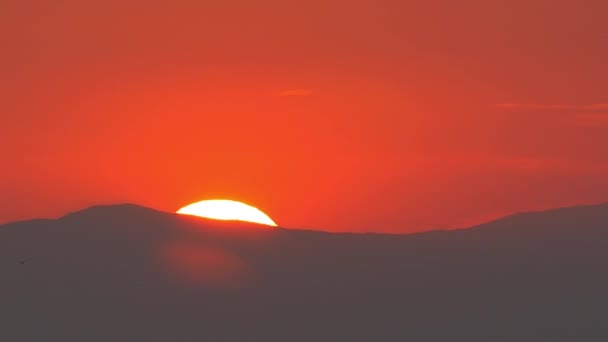 Puesta de sol roja sobre la montaña — Vídeos de Stock