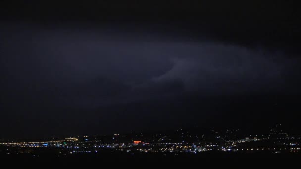 夜のライトアップされた街の雷雨 — ストック動画