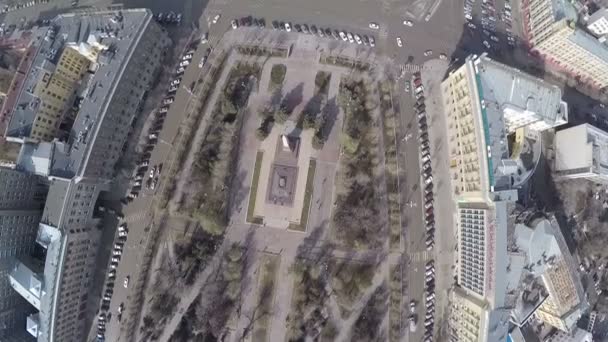 Tráfico de coches alrededor de la Plaza de los Combatientes Caídos en Volgogrado, Rusia — Vídeo de stock