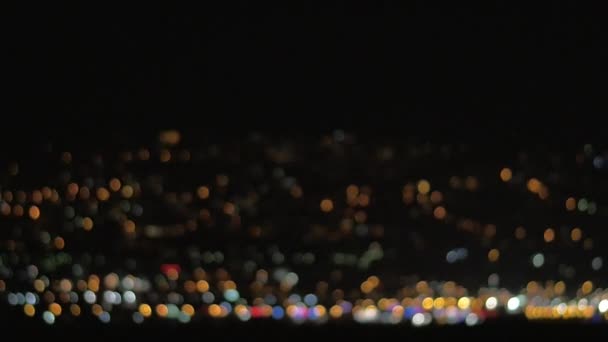 カラフルな街の明かりがぼやけ — ストック動画