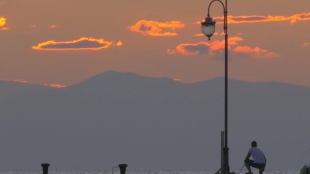 Hombre Pesca en Crepúsculo — Vídeo de stock