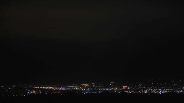 Ciudad nocturna y tormenta — Vídeo de stock