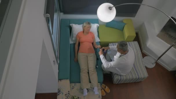 游戏中时光倒流的医生来访女人在家 — 图库视频影像