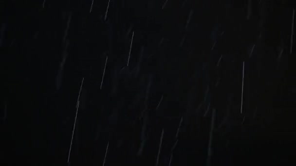 Pluie versant pendant l'orage nocturne 