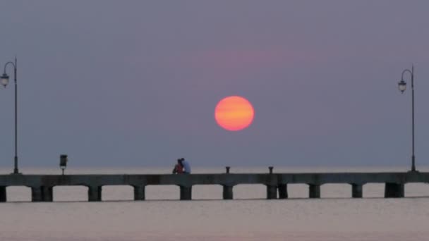 Párrafo cinematográfico - Puesta del sol sobre el muelle del mar — Vídeos de Stock