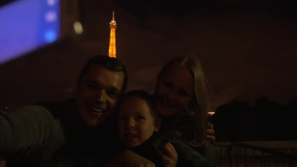 Familia feliz tomando selfie móvil en la noche Paris — Vídeo de stock