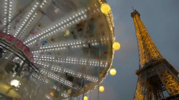 Timelapse van spinnen carrousel door Eiffel Tower — Stockvideo