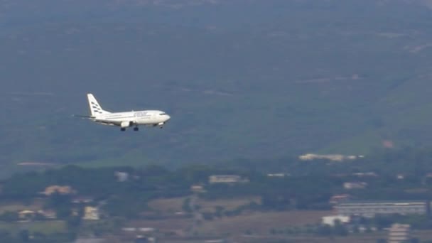 Приземление самолета Ellinair — стоковое видео