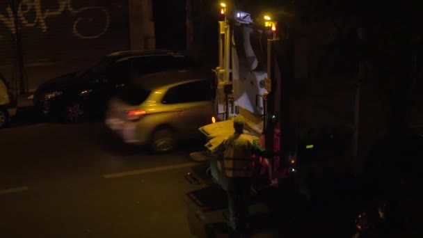 Сбор мусора с улиц ночью — стоковое видео