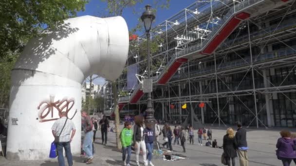 Gente en el Centro Pompidou de París — Vídeo de stock