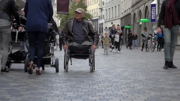 Man på rullstol på gatan — Stockvideo