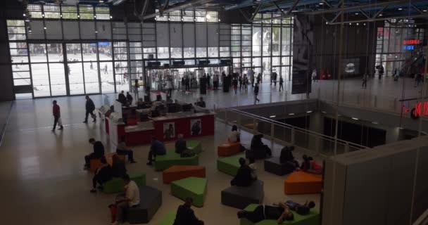 Centro Pompidou lobby con visitantes — Vídeo de stock