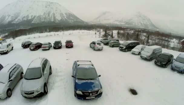 Bilen köra ut parkering området, Flygfoto — Stockvideo