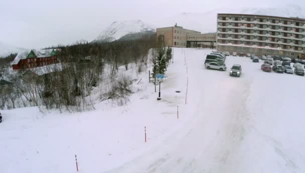 Bil som kör ut parkering och rubrik till bergen — Stockvideo