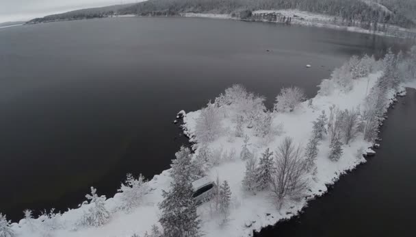 Dike 'daki araba gölden geçiyor, İHA vuruldu. — Stok video