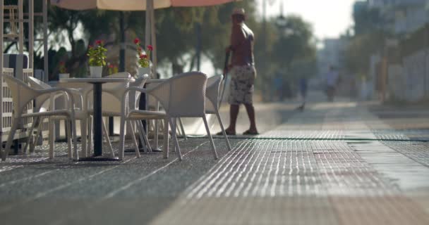 Arbetaren tvätta gatan på morgonen — Stockvideo