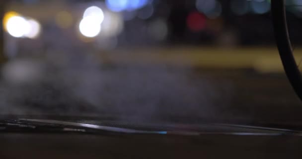 Dampfender Abwasserkanal und spazierende Menschen in der Nacht — Stockvideo