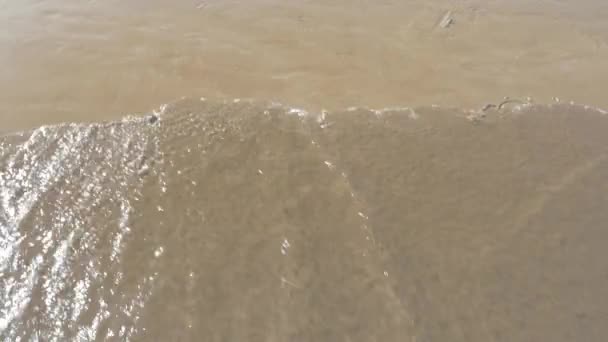 Meereswelle spült Brasilien in den Sand — Stockvideo