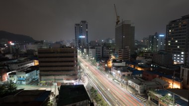 Otobanda arabalar ile Gece Seul, Güney Kore