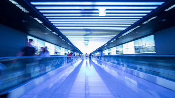 Tunnel with flat escalators in airport of Seoul — Stock Photo, Image