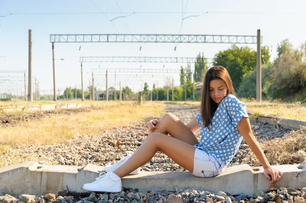 Teenager girl in city outskirts — Stock Photo, Image