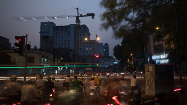 Doprava na cestách večer Hanoi, Vietnam — Stock fotografie