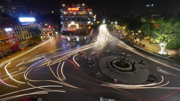 Plaza de la ciudad con tráfico en movimiento por la noche. Hanoi, Vietnam —  Fotos de Stock