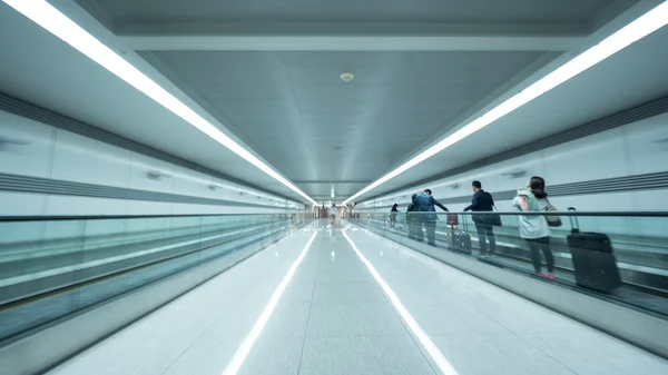 Túnel en el aeropuerto de Seúl con personas en escaleras mecánicas planas — Foto de Stock