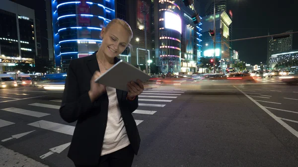 Woman with tablet PC in night Seoul, South Korea — Stockfoto