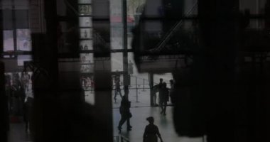 İnsanlar Centre Pompidou'ya girip çıkıyor.