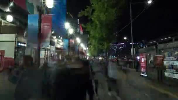 Hyperlapse chodzenia wzdłuż ulicy w nocy Seul, Korea Południowa — Wideo stockowe