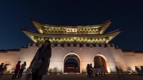 Timelapse van burgers en toeristen door Gwanghwamun Gate 's nachts. Seoel, Zuid-Korea — Stockvideo