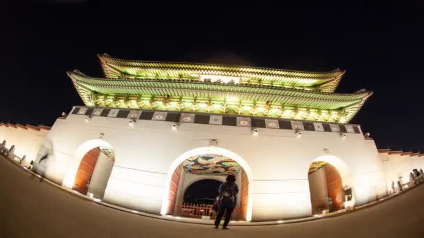 Geceleri Seul'deki Gwanghwamun Kapısı'nı ziyaret eden insanların timelapse — Stok video