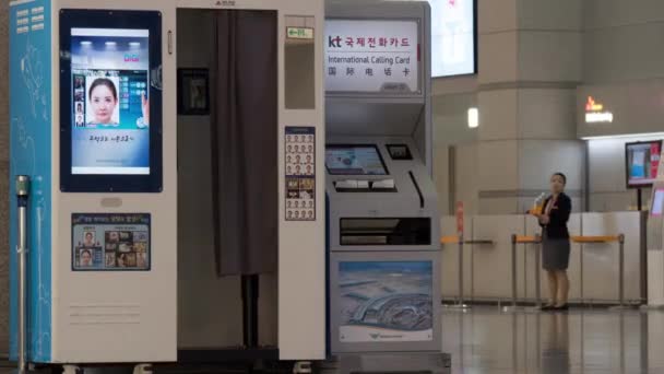 Timelapse van mensen lopen door self-service machines op de luchthaven — Stockvideo