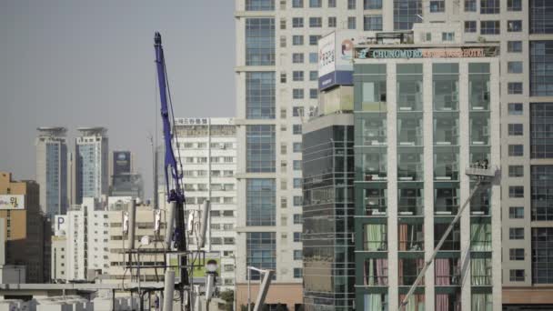 Timelapse of working crane and windows cleaners in Seúl, Corea del Sur — Vídeo de stock