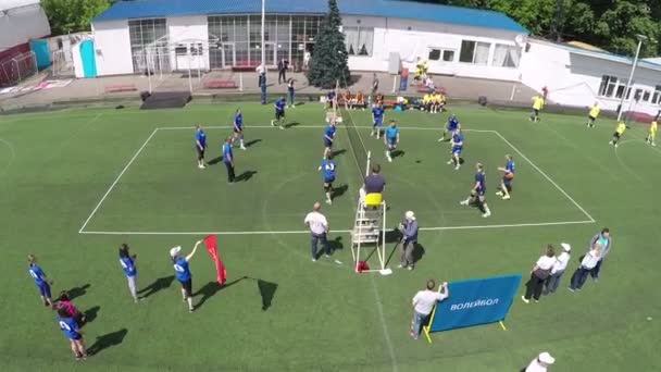 Volleyboll match på idrottsplan, utsikt från luften — Stockvideo