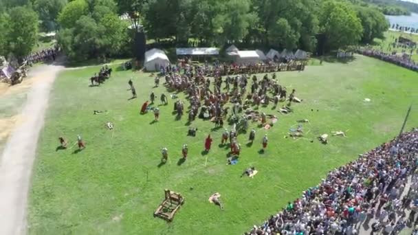 Menschen versammeln sich, um historische Reenactments zu sehen — Stockvideo