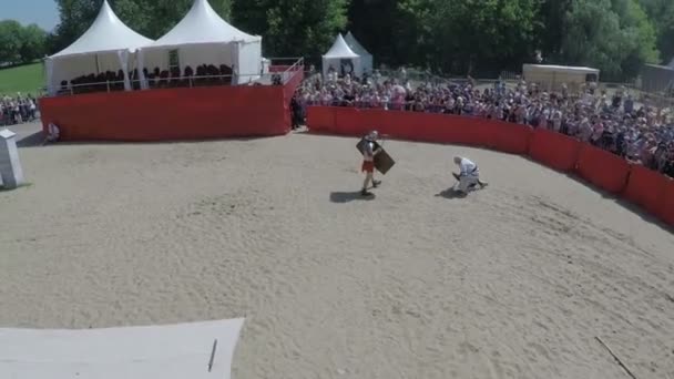 La recreación de la fiesta romana con gladiadores lucha — Vídeos de Stock