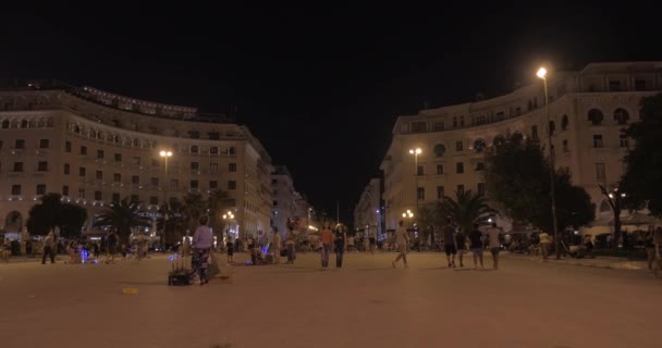 Θεσσαλονίκη, Ελλάδα-Αύγουστος, 20, 2015: οι άνθρωποι περπατούν κατά μήκος του πεζοδρομητού δρόμου το βράδυ — Αρχείο Βίντεο