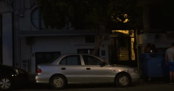 ในตอนเย็นเมืองลงถนนผ่านรถยนต์, มอเตอร์ไซค์, คนที่เดินไปรอบ ๆ — วีดีโอสต็อก