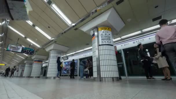 Timelapse tiro de pessoas na estação de metro em Seul, Coreia do Sul — Vídeo de Stock