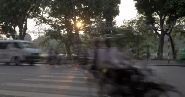 Hanoi karayolu üzerinde motosiklet ve araba trafiğinin timelapse, Vietnam — Stok video