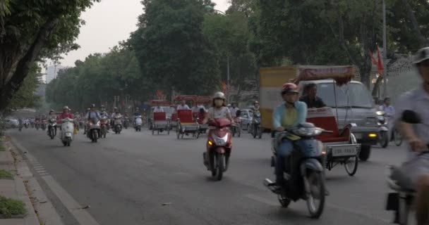 Hanoi, Vietnam yoğun trafik ile Karayolu. — Stok video