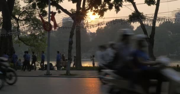 Trafic pe autostradă la apusul soarelui. Hanoi, Vietnam — Videoclip de stoc